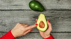 Avocado reif erkennen: 2 Tests, mit denen du dich nie mehr verschneidest
