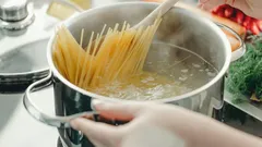 Warum du das Nudelwasser nicht ins Spülbecken giessen solltest