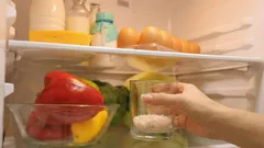 Ein Glas Salz im Kühlschrank löst ein häufiges Problem: Ein einfacher Trick für faule Hausfrauen