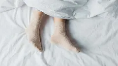Ist es gesund oder ungesund, mit Socken zu schlafen? Was die Wissenschaft wirklich sagt.