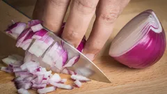 Wie man Zwiebelgeruch von den Händen loswird: Eine Chefköchin nennt vier bewährte Lifehacks